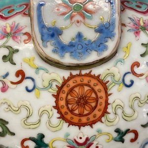 Un brûle-parfum tripod en porcelaine de Chine famille rose à décor 'bajixiang', marque et époque de Daoguang — photo 24