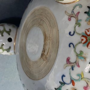 Un brûle-parfum tripod en porcelaine de Chine famille rose à décor 'bajixiang', marque et époque de Daoguang — photo 25