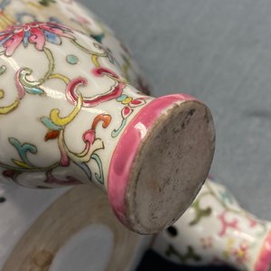 Un brûle-parfum tripod en porcelaine de Chine famille rose à décor 'bajixiang', marque et époque de Daoguang — photo 26