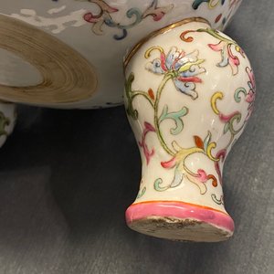 Un brûle-parfum tripod en porcelaine de Chine famille rose à décor 'bajixiang', marque et époque de Daoguang — photo 31