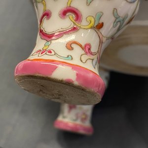 Un brûle-parfum tripod en porcelaine de Chine famille rose à décor 'bajixiang', marque et époque de Daoguang — photo 32