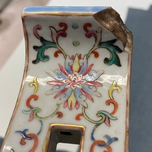Un brûle-parfum tripod en porcelaine de Chine famille rose à décor 'bajixiang', marque et époque de Daoguang — photo 34