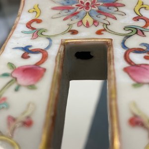 Un brûle-parfum tripod en porcelaine de Chine famille rose à décor 'bajixiang', marque et époque de Daoguang — photo 36