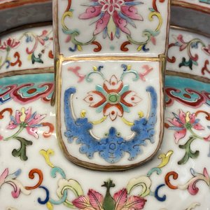 Un brûle-parfum tripod en porcelaine de Chine famille rose à décor 'bajixiang', marque et époque de Daoguang — photo 37