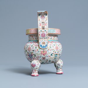 Un brûle-parfum tripod en porcelaine de Chine famille rose à décor 'bajixiang', marque et époque de Daoguang — photo 4