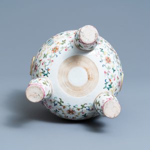 Un brûle-parfum tripod en porcelaine de Chine famille rose à décor 'bajixiang', marque et époque de Daoguang — photo 6