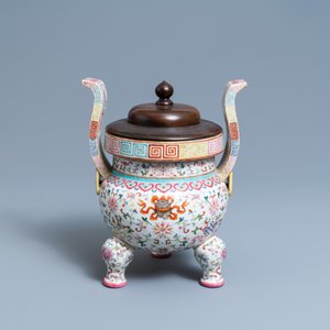 Un brûle-parfum tripod en porcelaine de Chine famille rose à décor 'bajixiang', marque et époque de Daoguang — photo 9