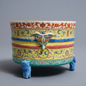 Un brûle-parfum tripod en porcelaine de Chine famille rose, marque et époque de Daoguang — photo 2