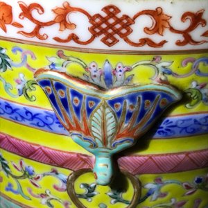 Un brûle-parfum tripod en porcelaine de Chine famille rose, marque et époque de Daoguang — photo 23