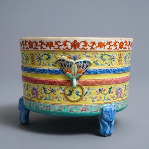 Un brûle-parfum tripod en porcelaine de Chine famille rose, marque et époque de Daoguang — photo 4