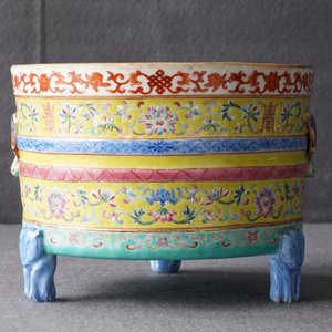Un brûle-parfum tripod en porcelaine de Chine famille rose, marque et époque de Daoguang — photo 8