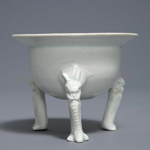 Un brûle-parfum tripod en porcelaine de Chine qingbai, Song ou Yuan — photo 2