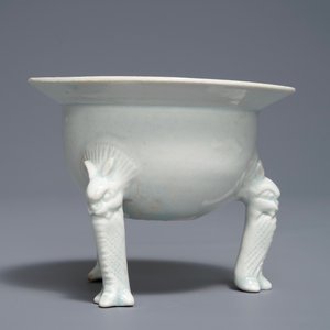 Un brûle-parfum tripod en porcelaine de Chine qingbai, Song ou Yuan — photo 3