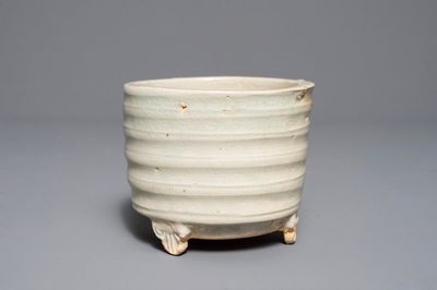 Un brûle-parfum tripod en porcelaine de Chine qingbai, Song ou Yuan