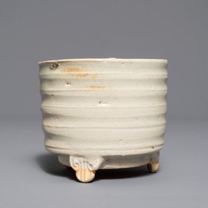 Un brûle-parfum tripod en porcelaine de Chine qingbai, Song ou Yuan — photo 3