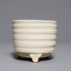 Un brûle-parfum tripod en porcelaine de Chine qingbai, Song ou Yuan — photo 4