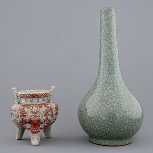 Un brûle-parfum tripod et un vase en porcelaine de Chine craquelé, 19ème — photo 1