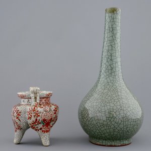 Un brûle-parfum tripod et un vase en porcelaine de Chine craquelé, 19ème — photo 4