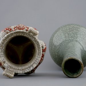 Un brûle-parfum tripod et un vase en porcelaine de Chine craquelé, 19ème — photo 5