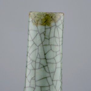Un brûle-parfum tripod et un vase en porcelaine de Chine craquelé, 19ème — photo 7