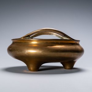 Un brûle-parfum tripod sur socle en bronze, Chine, marque de Qianlong, Qing — photo 6