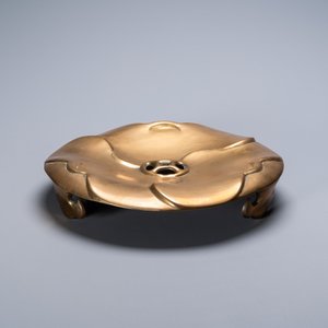 Un brûle-parfum tripod sur socle en bronze, Chine, marque de Qianlong, Qing — photo 9
