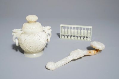 Un brûle-parfum, un sceptre et un abaque en jade sculpté, Chine, 19/20ème