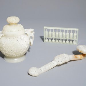 Un brûle-parfum, un sceptre et un abaque en jade sculpté, Chine, 19/20ème — photo 1
