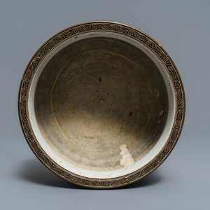 Un brûle-parfum, un vase à suspendre et un vase de forme bouteille en porcelaine de Chine, 19/20ème — photo 12