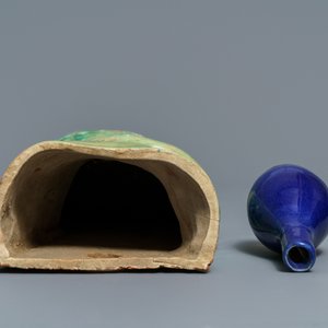 Un brûle-parfum, un vase à suspendre et un vase de forme bouteille en porcelaine de Chine, 19/20ème — photo 7