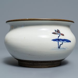 Un brûle-parfum, un vase à suspendre et un vase de forme bouteille en porcelaine de Chine, 19/20ème — photo 10