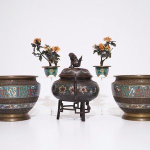 Un brûle-parfum, une paire d'urnes et deux arbres en émail champlevé et pierres fines, Japon, Meiji, 19/20th C. — photo 4