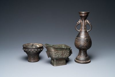Un brûle-parfumn, une verseuse et un vase en bronze, Chine, Ming/Qing