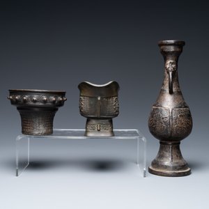 Un brûle-parfumn, une verseuse et un vase en bronze, Chine, Ming/Qing — photo 5