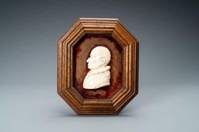 Un buste de pape de profil en ivoire sculpté, Italie, Rome, 19ème