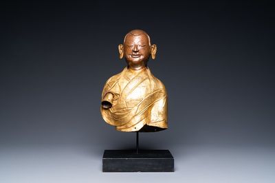 Un buste d'un moine bouddhiste en cuivre partiellement doré, Tibet, 18ème