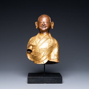 Un buste d'un moine bouddhiste en cuivre partiellement doré, Tibet, 18ème — photo 1