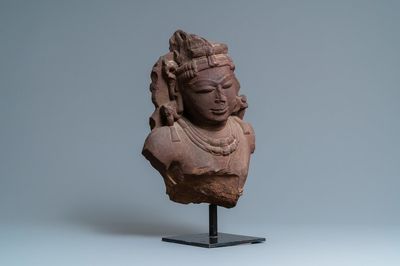 Un buste d'une nymphe céléste en grès rouge, Inde Central, 10/11ème