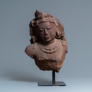 Un buste d'une nymphe céléste en grès rouge, Inde Central, 10/11ème — photo 2