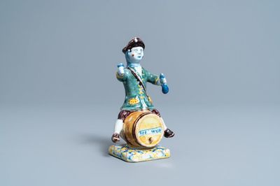 Un buveur de vin sur tonneau en faïence de Delft polychrome, 18ème