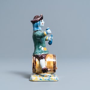 Un buveur de vin sur tonneau en faïence de Delft polychrome, 18ème — photo 2