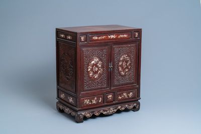 Un cabinet à deux portes en bois sculpté incrusté de nacre, Chine, 19ème