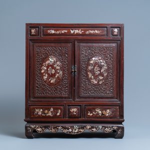 Un cabinet à deux portes en bois sculpté incrusté de nacre, Chine, 19ème — photo 2