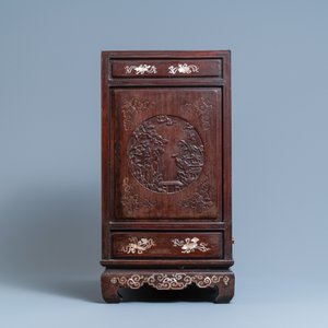 Un cabinet à deux portes en bois sculpté incrusté de nacre, Chine, 19ème — photo 3
