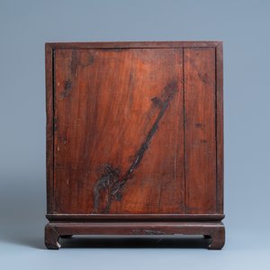Un cabinet à deux portes en bois sculpté incrusté de nacre, Chine, 19ème — photo 4