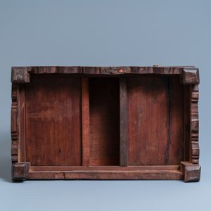 Un cabinet à deux portes en bois sculpté incrusté de nacre, Chine, 19ème — photo 6