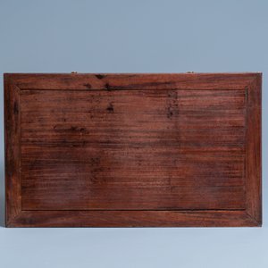 Un cabinet à deux portes en bois sculpté incrusté de nacre, Chine, 19ème — photo 8