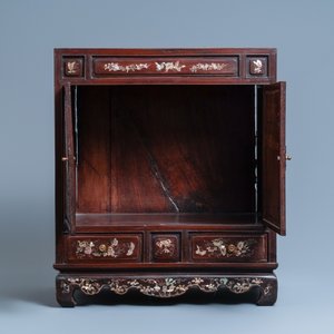 Un cabinet à deux portes en bois sculpté incrusté de nacre, Chine, 19ème — photo 9