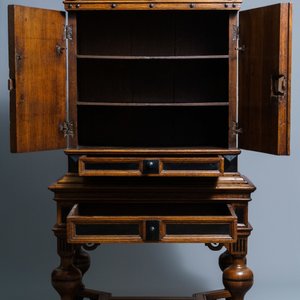Un cabinet à deux portes en chêne et placage d'ébène, Pays-Bas, 17ème — photo 6