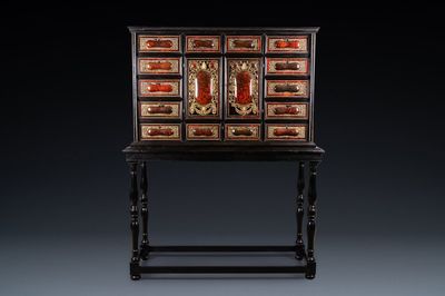 Un cabinet à intérieur aux miroirs en bois d'ébène, écaille de tortue et bois noirci sur piètement, Anvers, 17ème